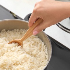 Arroz branco soltinho com grãos separados após o cozimento correto.