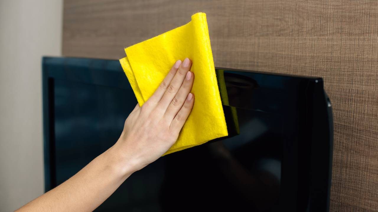 Cuidado na hora de limpar a tela do seu celular! Aprenda a forma certa de higienizar telas sem estragar nada