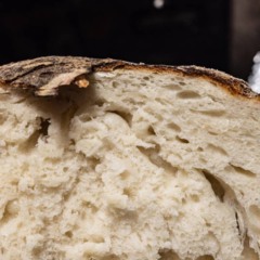 Pão caseiro rápido para quem não quer esperar crescer.