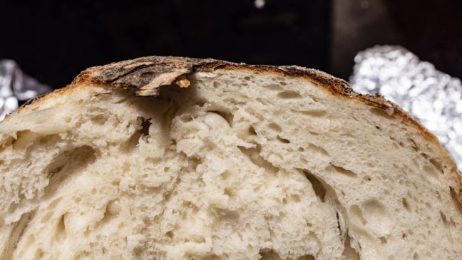 Pão caseiro rápido para quem não quer esperar crescer.