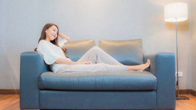 Pessoa sentada em casa demonstrando alívio após cancelar um compromisso marcado.