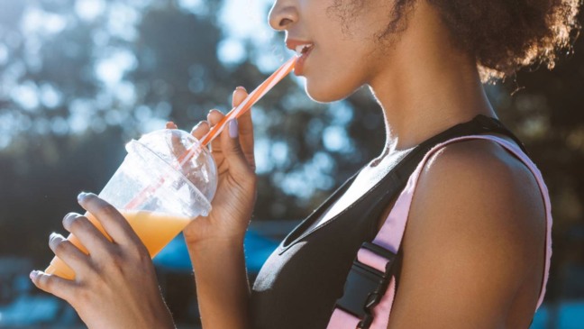Bebida de limão com hortelã e gelo, opção refrescante para aliviar o calor intenso do verão carioca