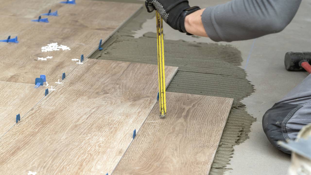 Piso novo sendo instalado em apartamento antigo no Rio de Janeiro