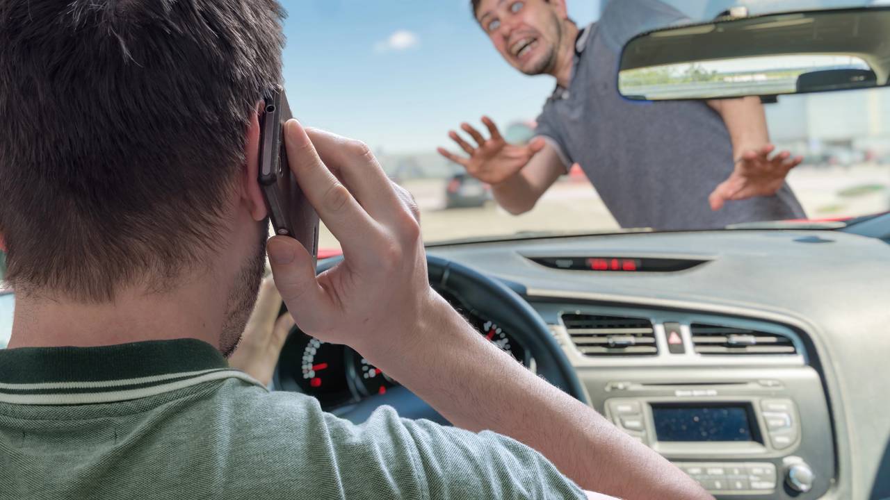 Pessoa distra&iacute;da olhando o celular enquanto perde a aten&ccedil;&atilde;o ao redor, representando a checagem autom&aacute;tica do telefone.