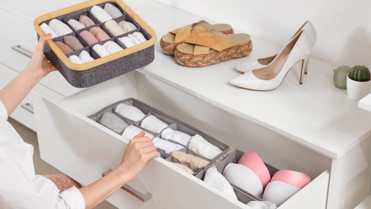 Pessoa arrumando o quarto como gesto simples de cuidado consigo mesma.