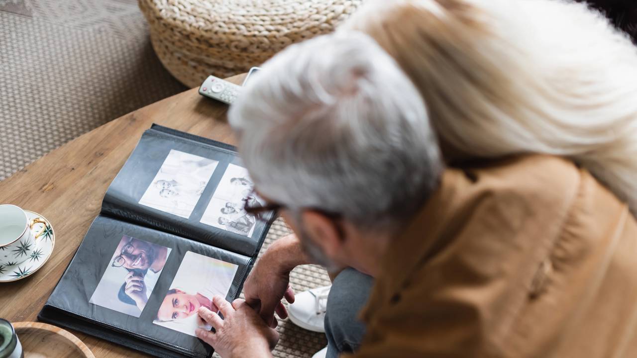 Como revelar suas fotos do celular em 2026 de forma simples e proteger lembran&ccedil;as importantes