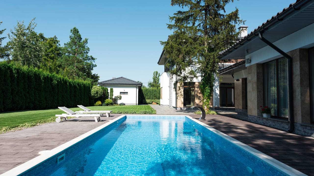 Piscina de fibra residencial em Niter&oacute;i representando custos reais da instala&ccedil;&atilde;o