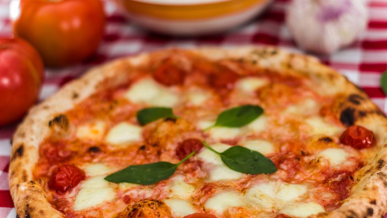 Quanto custa fazer pizza artesanal em casa e gastar muito menos que um delivery premium?