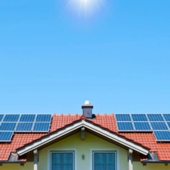 Sistema de energia solar instalado em casa no Rio de Janeiro com placas fotovoltaicas no telhado