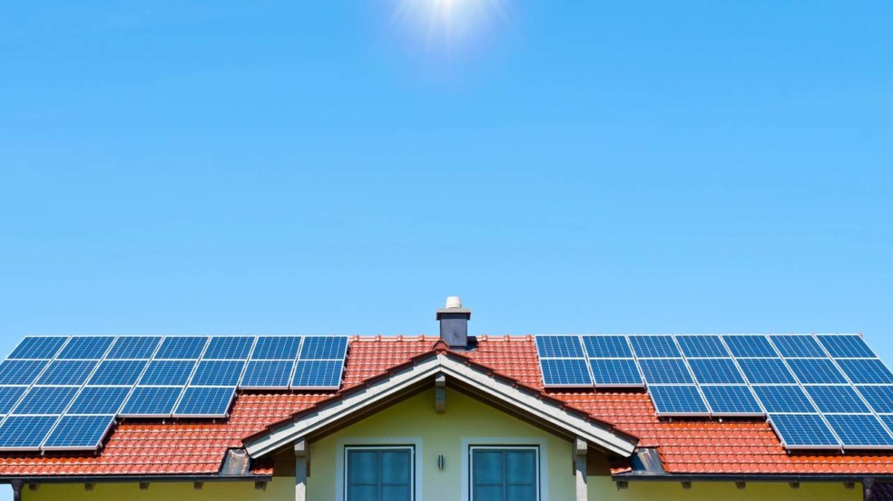 Sistema de energia solar instalado em casa no Rio de Janeiro com placas fotovoltaicas no telhado Sistema de energia solar instalado em casa no Rio de Janeiro com placas fotovoltaicas no telhado