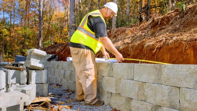 Planejamento detalhado ajuda a reduzir gastos invisíveis durante a obra.
