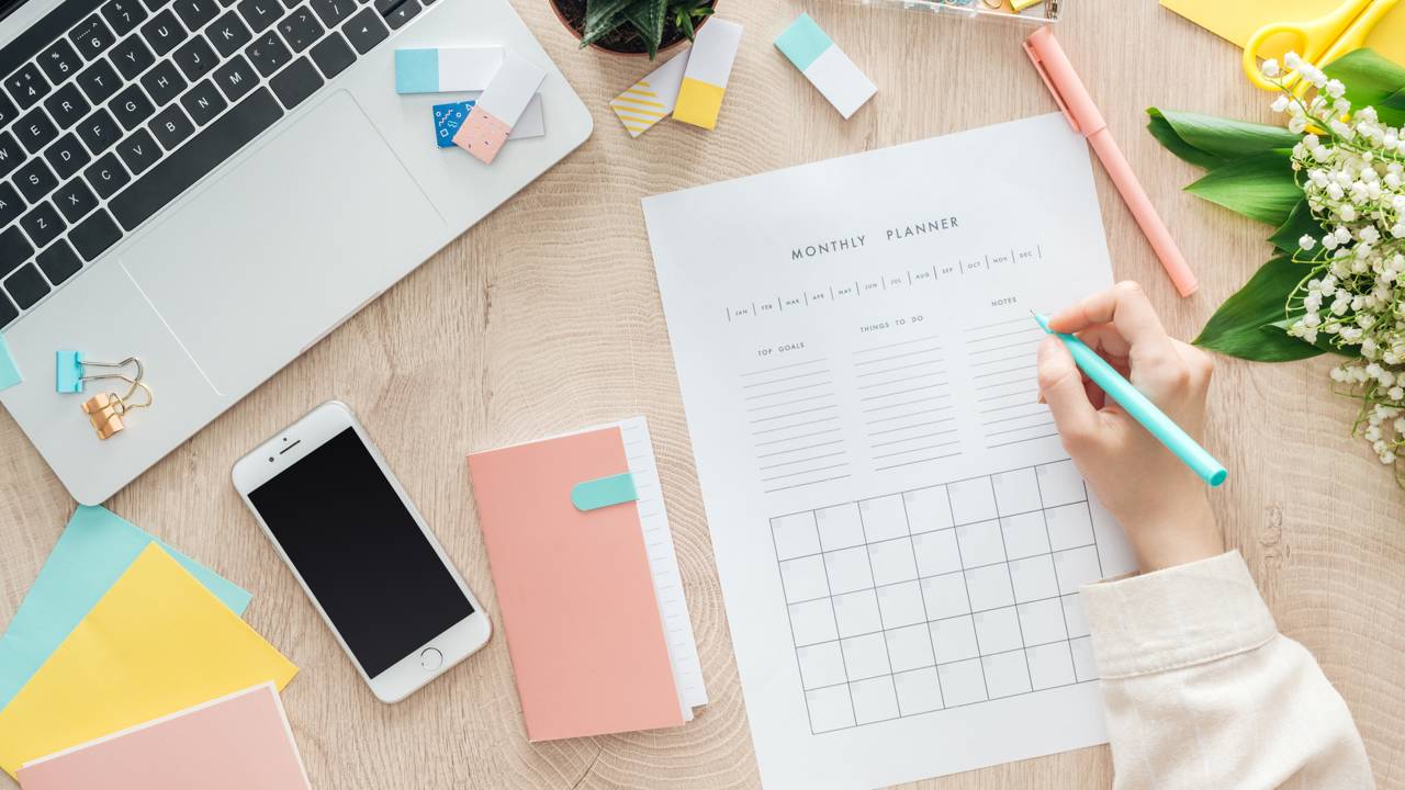 Pausar durante o dia não significa perder tempo. O descanso ajuda o cérebro a recuperar foco, reduzir erros e manter um ritmo mais sustentável.