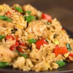 Prato de arroz simples e barato feito com ingredientes básicos da despensa.