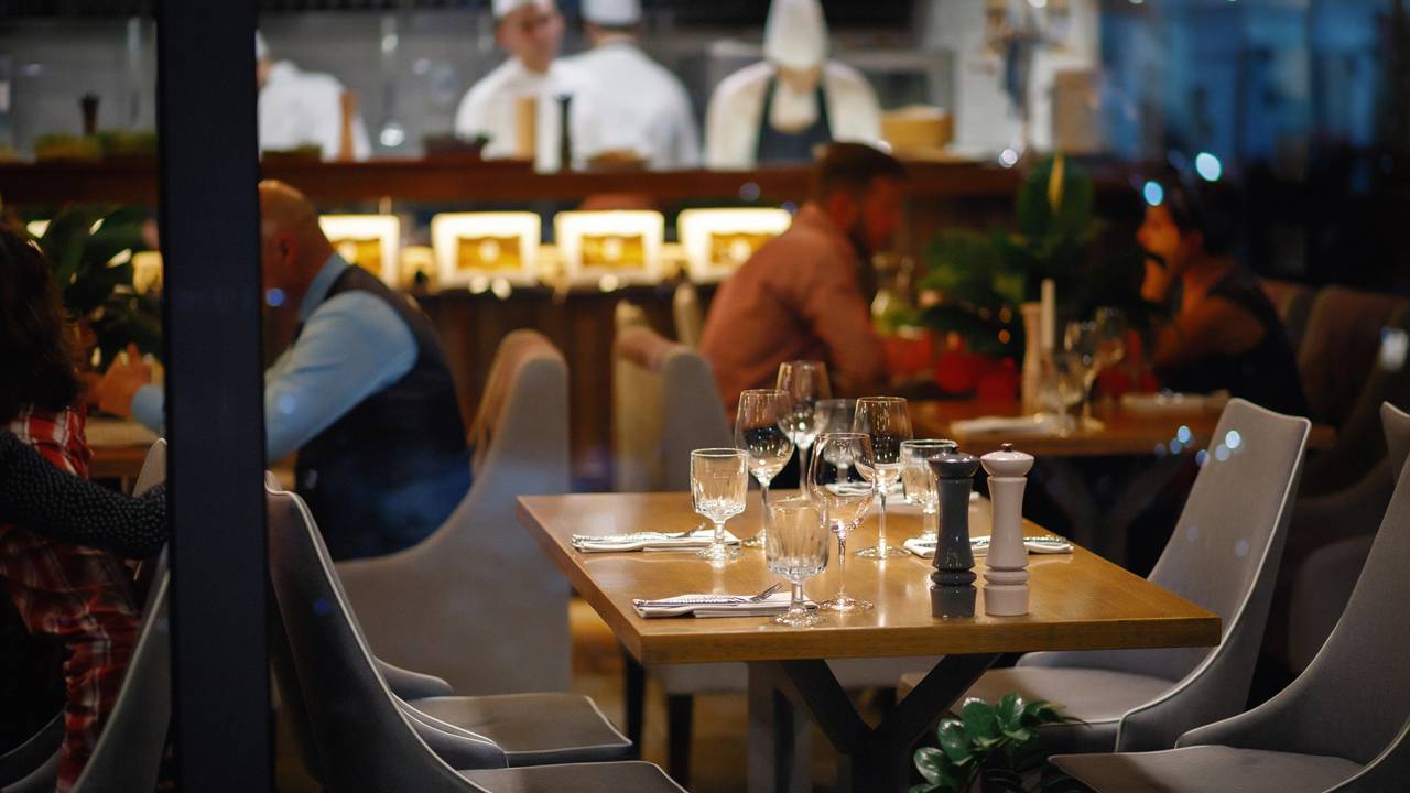 Ambiente gastronômico inovador com foco em experiência sensorial completa.