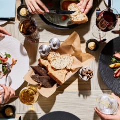Bistrô em Niterói com mesas pequenas e clima intimista.