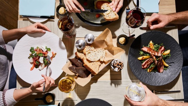 Bistrô em Niterói com mesas pequenas e clima intimista.