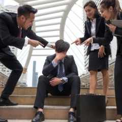 Rir na hora errada costuma ser uma reação automática do corpo diante da tensão emocional.