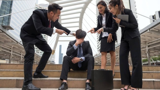 Rir na hora errada costuma ser uma reação automática do corpo diante da tensão emocional.