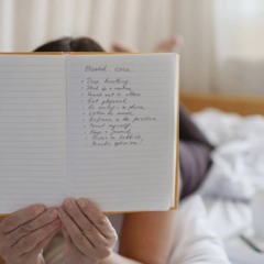 Agenda lotada com tarefas sobrepostas, simbolizando pressão e rotina irreal.