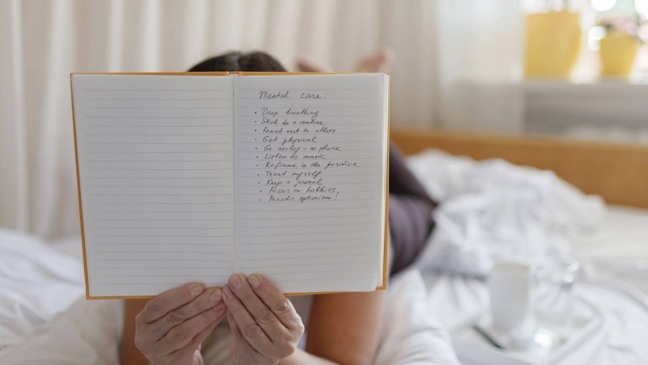 Agenda lotada com tarefas sobrepostas, simbolizando pressão e rotina irreal.