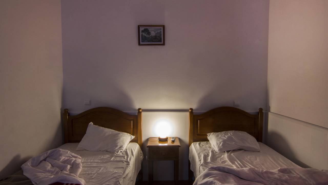 Ilumina&ccedil;&atilde;o fria em quarto residencial deixando o ambiente pouco aconchegante