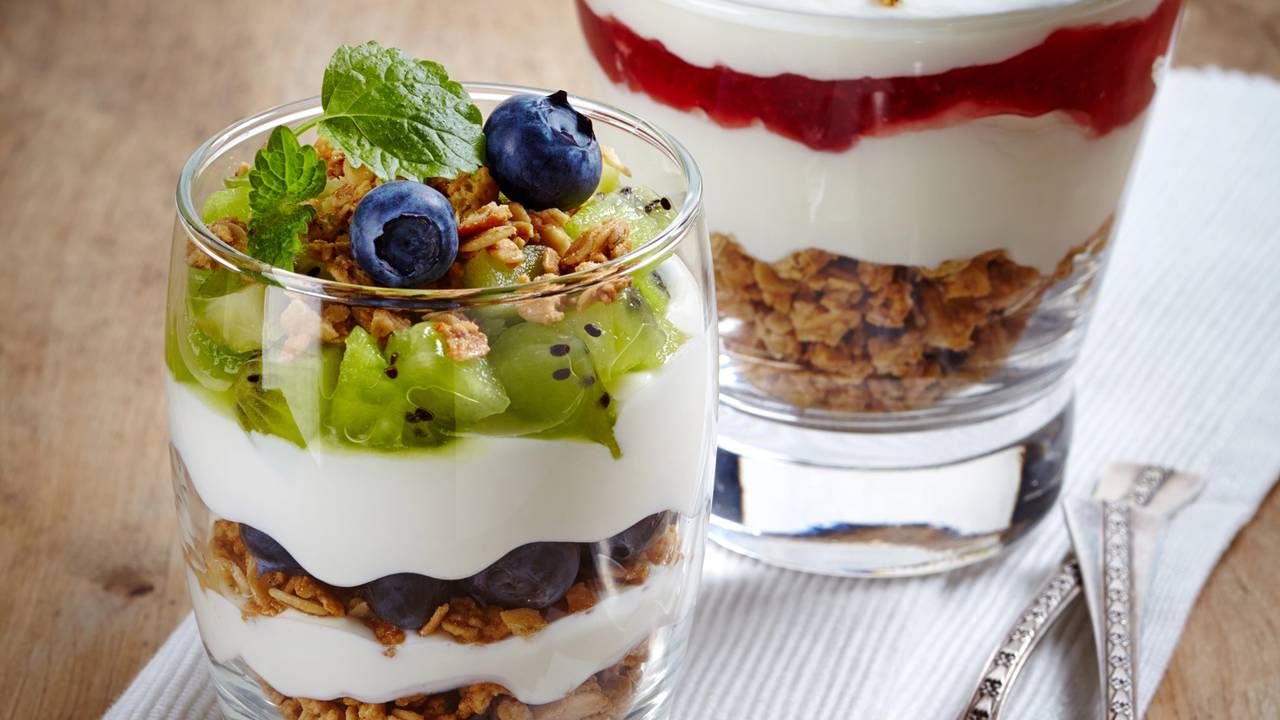 Camadas de frutas, creme e biscoito formam uma sobremesa gelada rápida, refrescante e fácil de preparar.