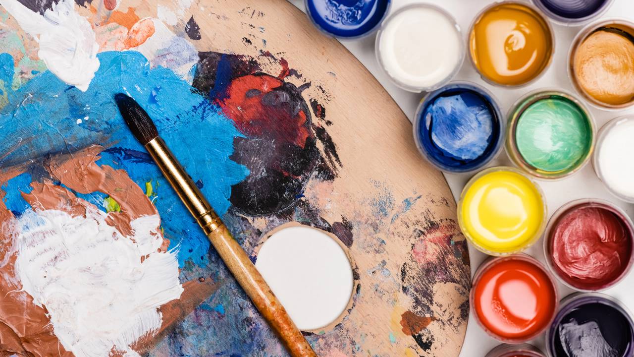 Vasos decorados com tinta acr&iacute;lica como parte do processo da semente ao vaso decorado