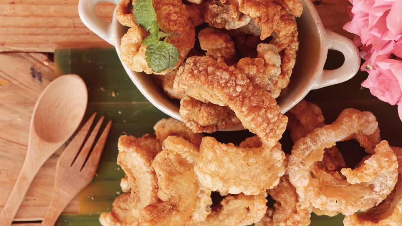 Torresmo crocante servido à parte como acompanhamento da feijoada carioca tradicional.