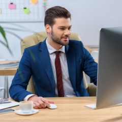 Exerc&iacute;cios simples ajudam a aliviar dores causadas por muitas horas sentado.