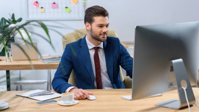 Exercícios simples ajudam a aliviar dores causadas por muitas horas sentado.