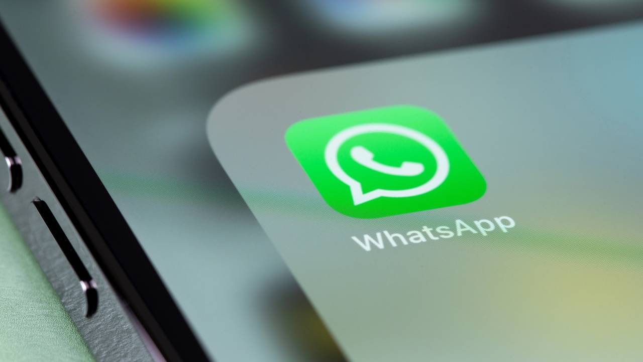 Empresas podem demitir pelo WhatsApp? Veja o que a lei realmente permite no Brasil