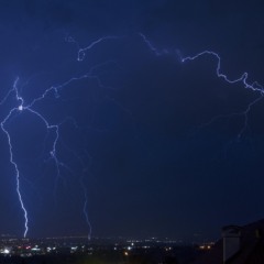 Imagem mostra raio passando perto da Igreja da Penha, no Rio