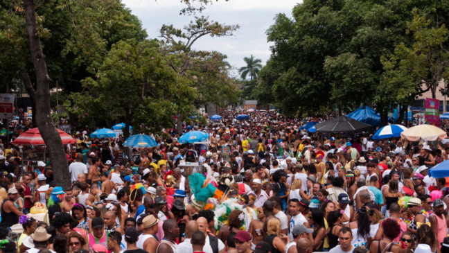 PM faz alerta ap&oacute;s relatos de arrast&otilde;es em blocos do Rio