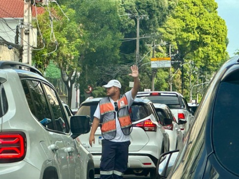Avenida Roberto Silveira completamente engarrafada na manh&atilde; desta quinta-feira (05) | Foto: Cidade de Niter&oacute;i
