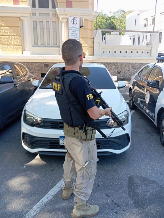 Abordagem de rotina revela segredo escondido dentro do carro em Niterói