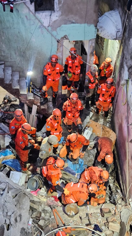 Bombeiros resgatam nove v&iacute;timas