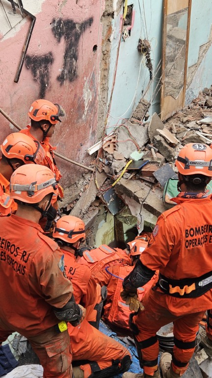 Bombeiros resgatam nove v&iacute;timas