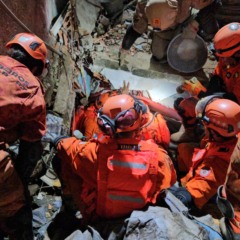 Bombeiros resgatam nove vítimas