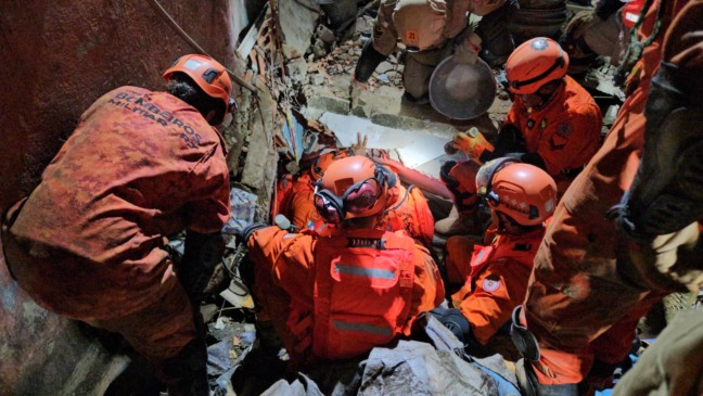 Bombeiros resgatam nove v&iacute;timas