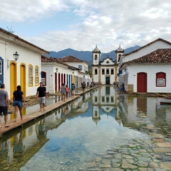 Uma cidade do Rio de Janeiro onde as ruas se encontram com o mar propositalmente, criando cenas dignas de cinema