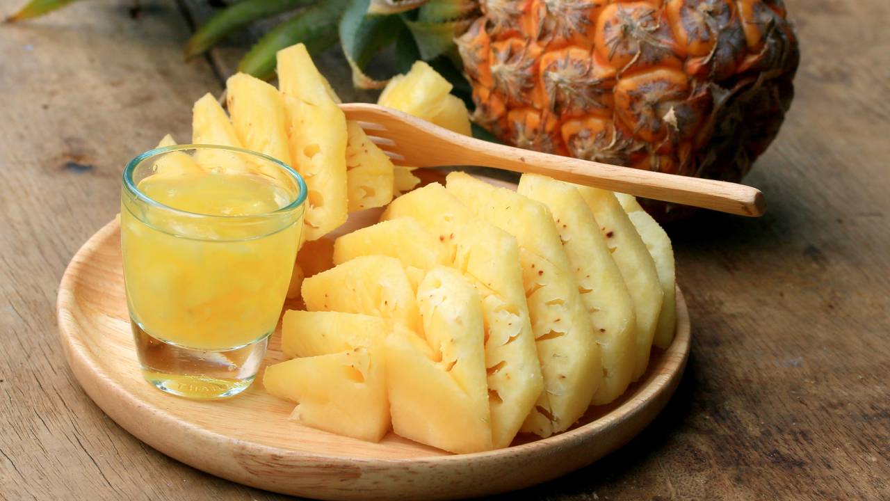 Abacaxi cultivado em casa une produ&ccedil;&atilde;o de alimentos, economia e paisagismo tropical.