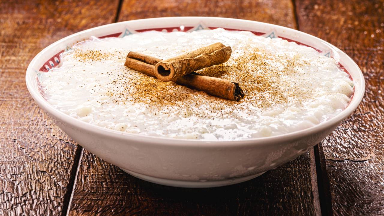 Arroz doce simples aproveita sobras e fica cremoso em 10 minutos no fogão.