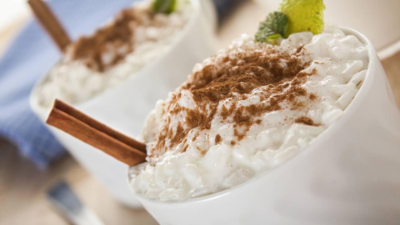 Transforme sobras em arroz doce simples e cremoso feito no fogão em poucos minutos.