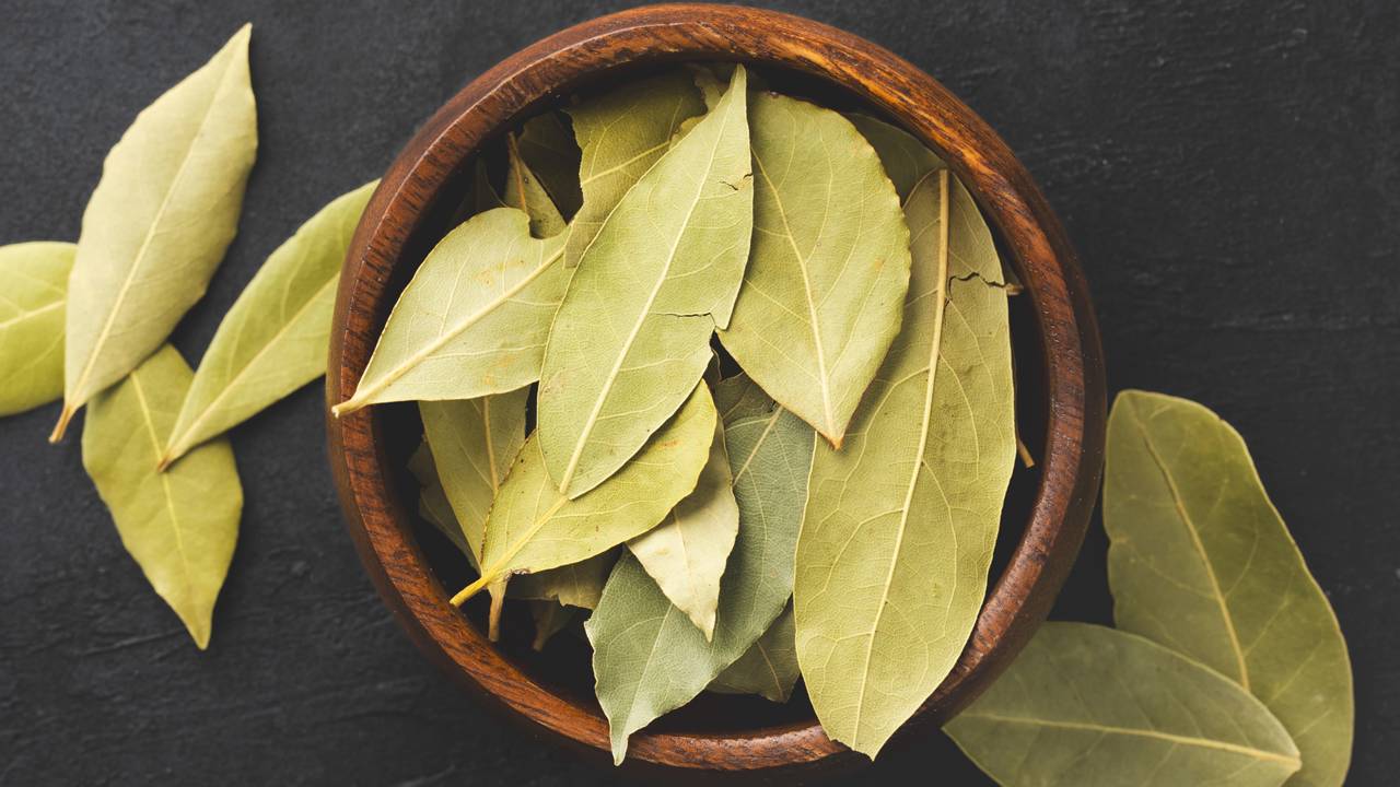 Folha de louro no arm&aacute;rio ajuda a perfumar roupas de forma natural.