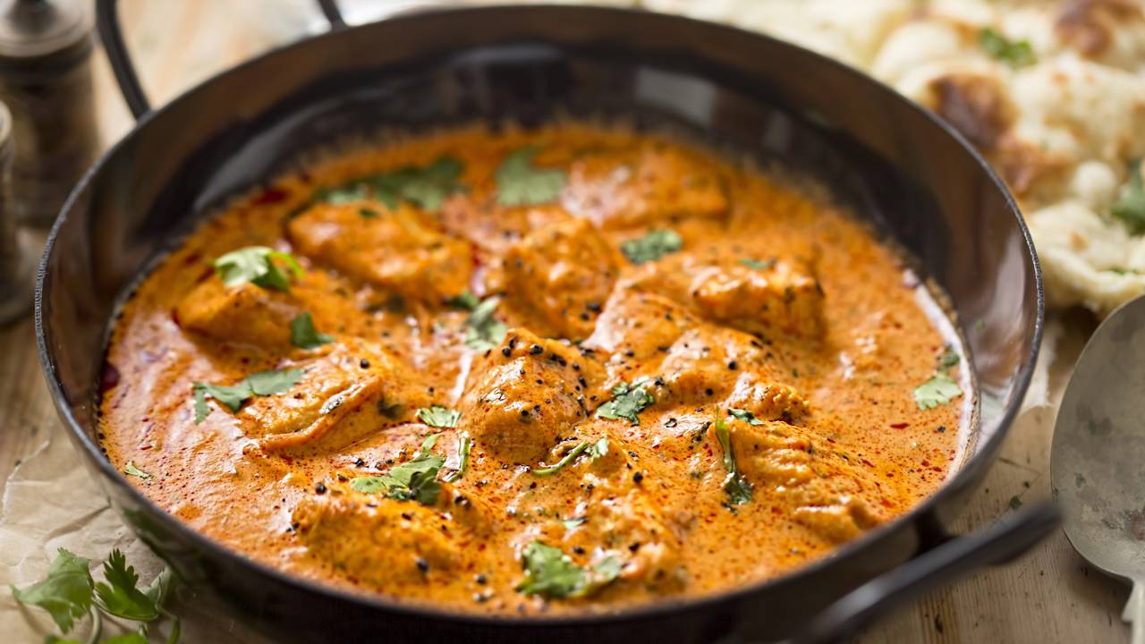 Ingredientes b&aacute;sicos para uma receita simples de almo&ccedil;o com frango, arroz e temperos f&aacute;ceis de encontrar.