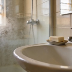 O uso do sabão em barra no banheiro que une economia, limpeza e praticidade