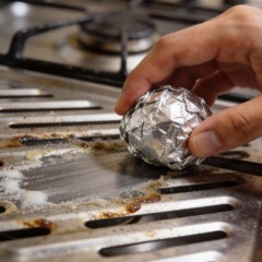 Papel alumínio na limpeza doméstica: truque simples reduz esforço, remove gordura e protege superfícies