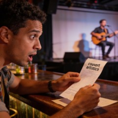 Cobrança de couvert artístico é legal? Veja quando é permitido e quando o cliente pode recusar