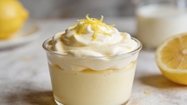 Sobremesa de leite condensado com limão fica pronta com poucos ingredientes e preparo rápido