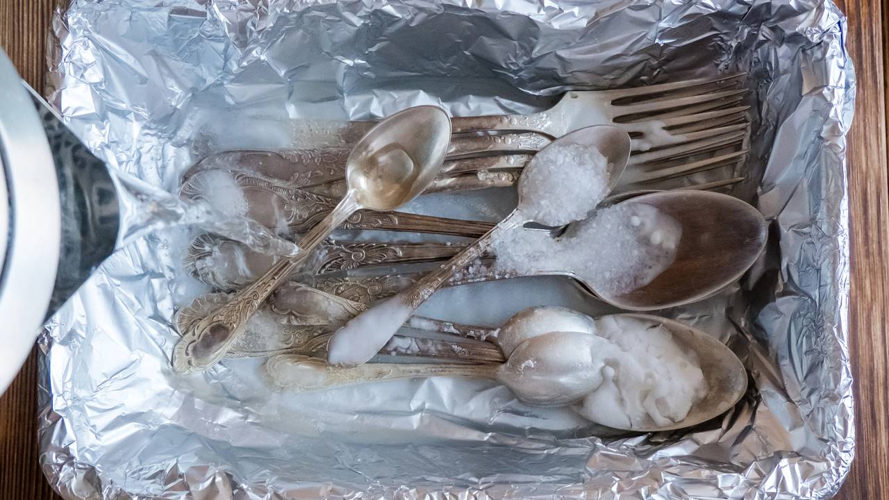 Alum&iacute;nio limpo pode ser reciclado e reutilizado.